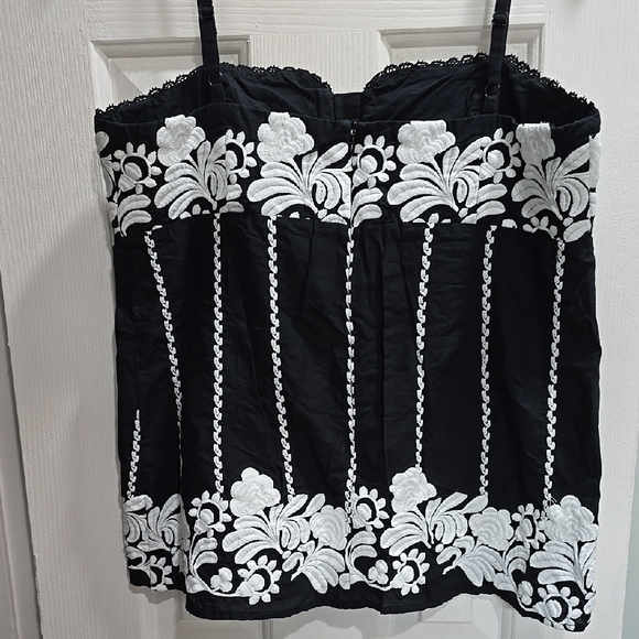 Black and White Floral Embroidered Top - Picture 7 of 11